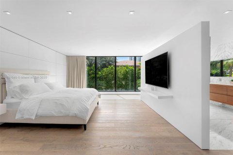 House in Miami, Florida 4 bedrooms, 395.67 sq.m. № 1958495 - photo 13