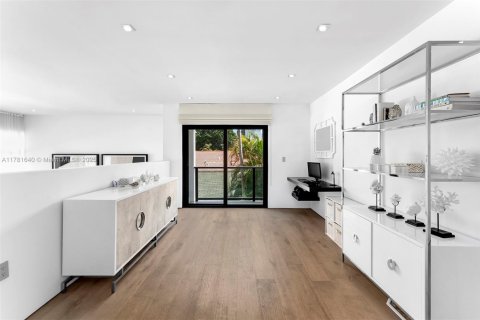 House in Miami, Florida 4 bedrooms, 395.67 sq.m. № 1958495 - photo 12