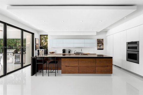 House in Miami, Florida 4 bedrooms, 395.67 sq.m. № 1958495 - photo 8