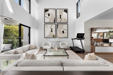 House in Miami, Florida 4 bedrooms, 395.67 sq.m. № 1958495 - photo 3