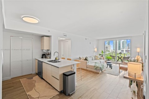 Condo in Miami, Florida, 2 bedrooms  № 1956872 - photo 4