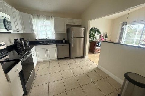 Casa en alquiler en Kissimmee, Florida, 2 dormitorios, 123.56 m2 № 1912919 - foto 2