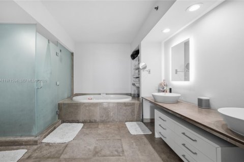 Condo in Miami Beach, Florida, 2 bedrooms  № 2053097 - photo 26