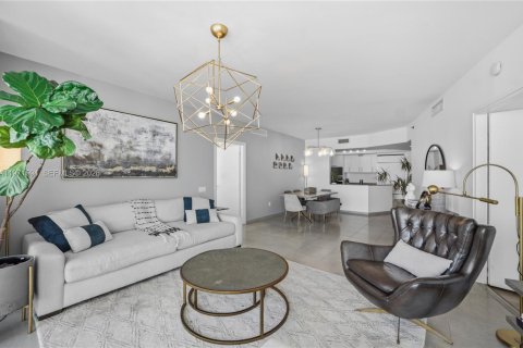 Condo in Miami Beach, Florida, 2 bedrooms  № 2053097 - photo 16