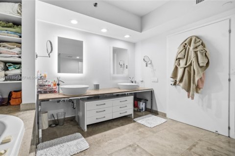 Condo in Miami Beach, Florida, 2 bedrooms  № 2053097 - photo 23