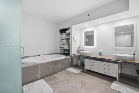 Condo in Miami Beach, Florida, 2 bedrooms  № 2053097 - photo 25