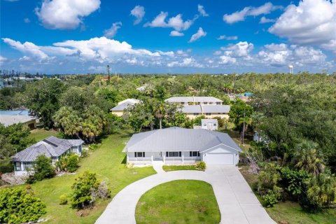 House in Punta Gorda, Florida 3 bedrooms, 168.62 sq.m. № 1839069 - photo 2