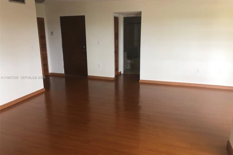 Снять в аренду кондоминиум в Майами, Флорида 2 спальни, 111.48м2, № 2003526 - фото 4