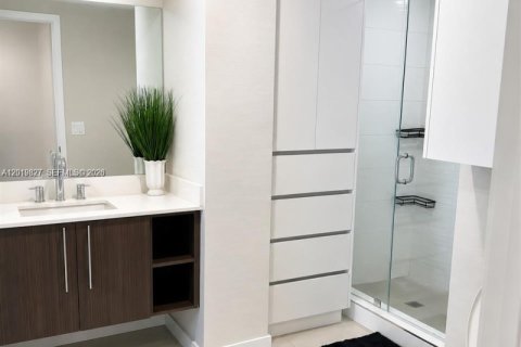 Condo in Doral, Florida, 1 bedroom № 2243504 - photo 2