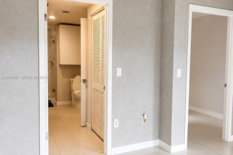 Condo in Doral, Florida, 1 bedroom № 2243504 - photo 4
