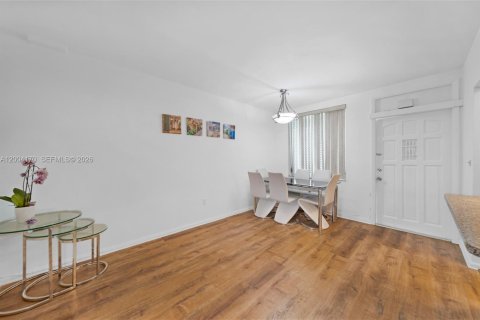 Condo in Miami Beach, Florida, 1 bedroom  № 2068398 - photo 9