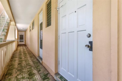 Condo in Miami Beach, Florida, 1 bedroom  № 2068398 - photo 22