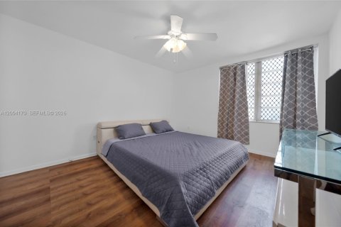 Condo in Miami Beach, Florida, 1 bedroom  № 2068398 - photo 13
