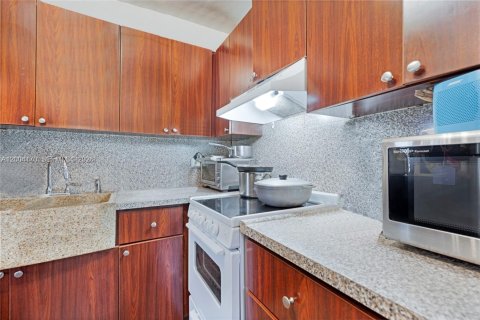 Condo in Miami Beach, Florida, 1 bedroom  № 2068398 - photo 2