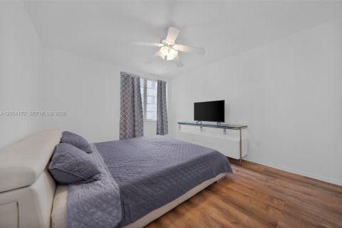 Condo in Miami Beach, Florida, 1 bedroom  № 2068398 - photo 16