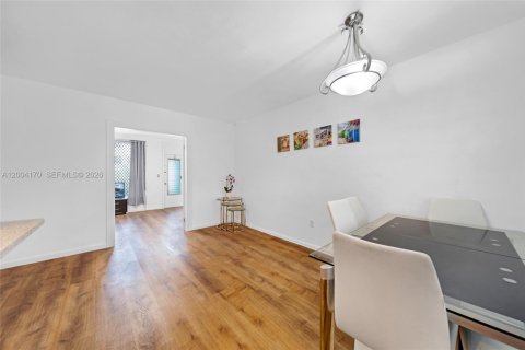 Condo in Miami Beach, Florida, 1 bedroom  № 2068398 - photo 11