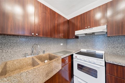 Condo in Miami Beach, Florida, 1 bedroom  № 2068398 - photo 3