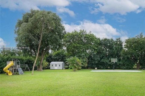 House in Southwest Ranches, Florida 4 bedrooms, 235.04 sq.m. № 1827502 - photo 3