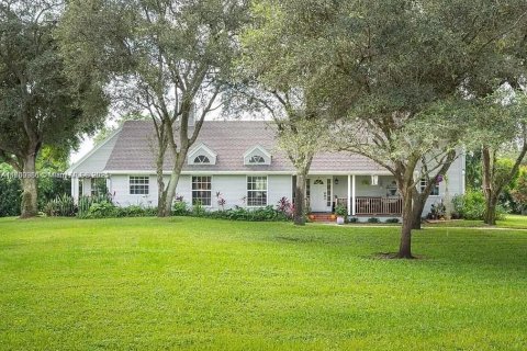 House in Southwest Ranches, Florida 4 bedrooms, 235.04 sq.m. № 1827502 - photo 1
