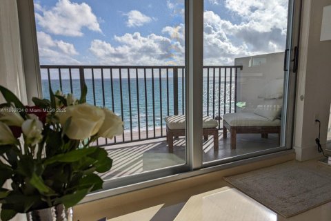 Copropriété à louer à Surfside, Floride: 2 chambres, 107.3 m2 № 1979458 - photo 5