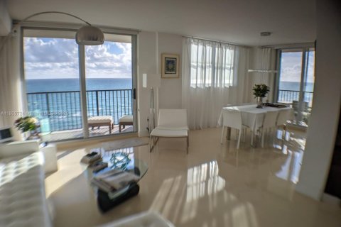 Copropriété à louer à Surfside, Floride: 2 chambres, 107.3 m2 № 1979458 - photo 9