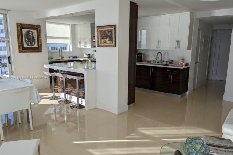 Copropriété à louer à Surfside, Floride: 2 chambres, 107.3 m2 № 1979458 - photo 15