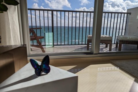 Copropriété à louer à Surfside, Floride: 2 chambres, 107.3 m2 № 1979458 - photo 1