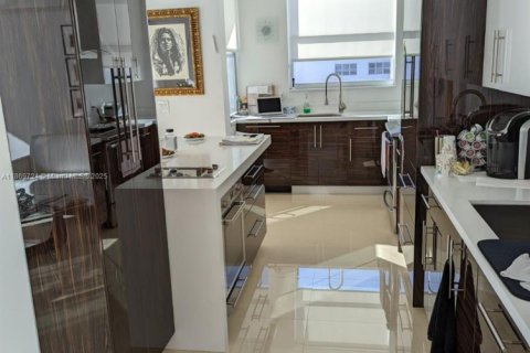 Copropriété à louer à Surfside, Floride: 2 chambres, 107.3 m2 № 1979458 - photo 17