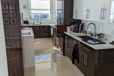 Copropriété à louer à Surfside, Floride: 2 chambres, 107.3 m2 № 1979458 - photo 16