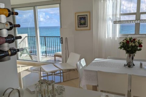 Copropriété à louer à Surfside, Floride: 2 chambres, 107.3 m2 № 1979458 - photo 19