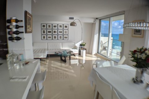 Copropriété à louer à Surfside, Floride: 2 chambres, 107.3 m2 № 1979458 - photo 10