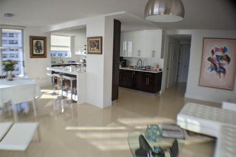 Copropriété à louer à Surfside, Floride: 2 chambres, 107.3 m2 № 1979458 - photo 6