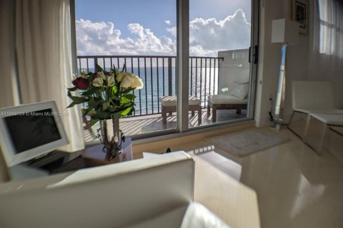 Copropriété à louer à Surfside, Floride: 2 chambres, 107.3 m2 № 1979458 - photo 12