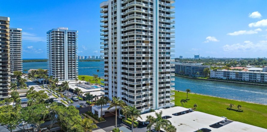 Condo in North Palm Beach, Florida, 2 bedrooms № 1071271