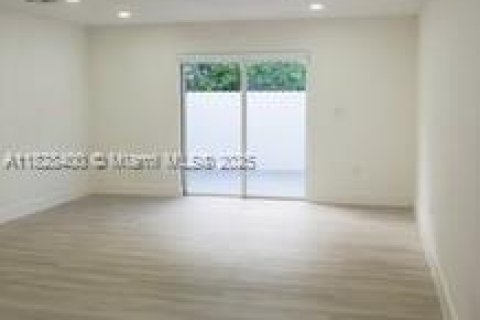 Townhouse in Hollywood, Florida 2 bedrooms № 2059690 - photo 5