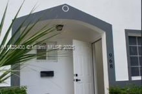 Townhouse in Hollywood, Florida 2 bedrooms № 2059690 - photo 2