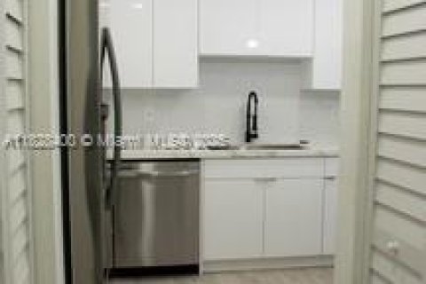 Townhouse in Hollywood, Florida 2 bedrooms № 2059690 - photo 9