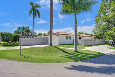 Villa ou maison à louer à Fort Lauderdale, Floride: 3 chambres, 193.7 m2 № 998402 - photo 1