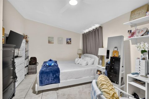 House in West Park, Florida 4 bedrooms, 102.19 sq.m. № 2186400 - photo 27