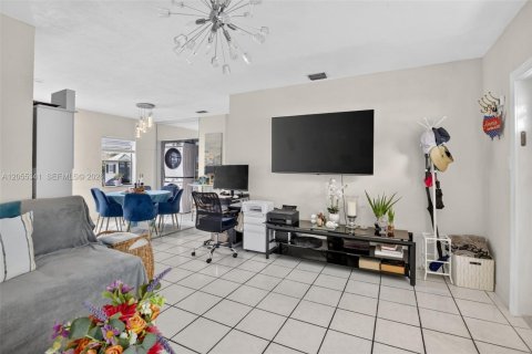 House in West Park, Florida 4 bedrooms, 102.19 sq.m. № 2186400 - photo 5