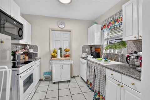 House in West Park, Florida 4 bedrooms, 102.19 sq.m. № 2186400 - photo 12
