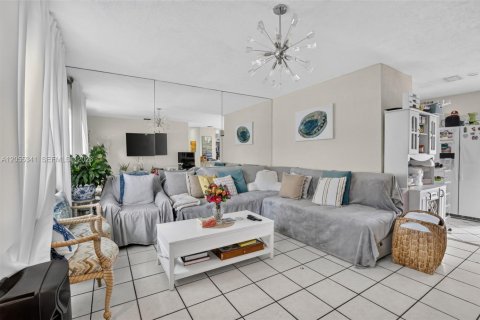 House in West Park, Florida 4 bedrooms, 102.19 sq.m. № 2186400 - photo 3