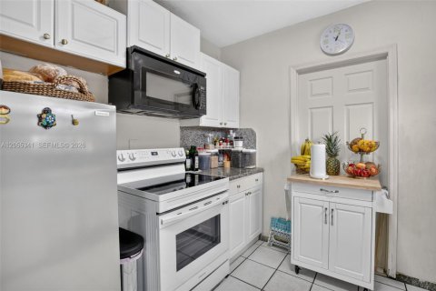 House in West Park, Florida 4 bedrooms, 102.19 sq.m. № 2186400 - photo 13
