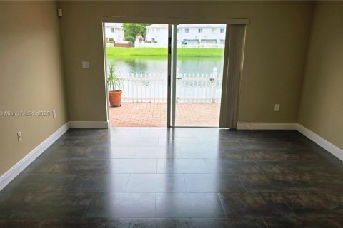 Townhouse in Miami, Florida 2 bedrooms, 88.26 sq.m. № 1922240 - photo 13