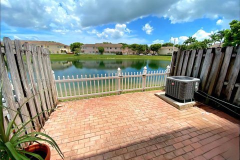 Townhouse in Miami, Florida 2 bedrooms, 88.26 sq.m. № 1922240 - photo 3