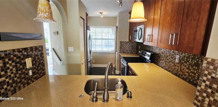 Townhouse in Miami, Florida 2 bedrooms, 88.26 sq.m. № 1922240