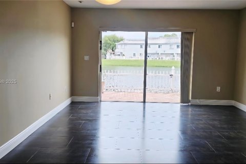 Townhouse in Miami, Florida 2 bedrooms, 88.26 sq.m. № 1922240 - photo 14