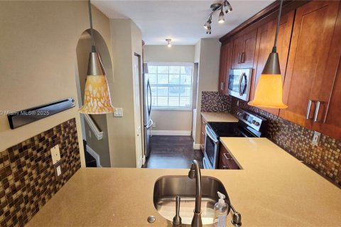 Townhouse in Miami, Florida 2 bedrooms, 88.26 sq.m. № 1922240 - photo 16