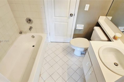 Townhouse in Miami, Florida 2 bedrooms, 88.26 sq.m. № 1922240 - photo 11