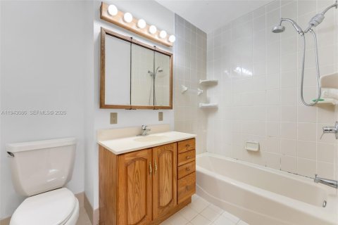 House in Miami, Florida 3 bedrooms, 101.17 sq.m. № 1999431 - photo 13